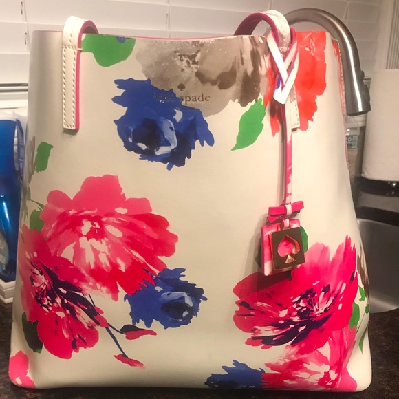kate spade Handbags - Kate Spade floral tote- used